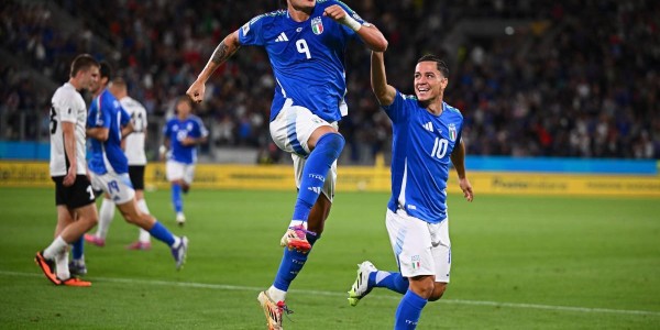 意大利对阵爱沙尼亚时一度中断，起因是裁判发现场上响铃手机