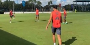 九游娱乐入口-拜仁官方：备战对阵本菲卡的比赛，穆西亚拉和球队一起正常训练