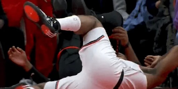 九游娱乐官网入口-哈登不惧危险抛投造成干扰球，落地后捂着腰部表情痛苦